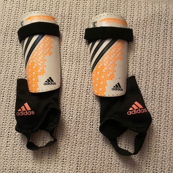 ADIDAS Predator-Club Soccer Shin Guards for Kids Size Medium. (#bundle&save) - Picture 1 of 7